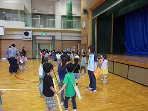 写真:1年生を学校案内する様子1