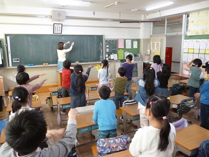 写真:さいとうゆき子先生による言葉遊びの様子