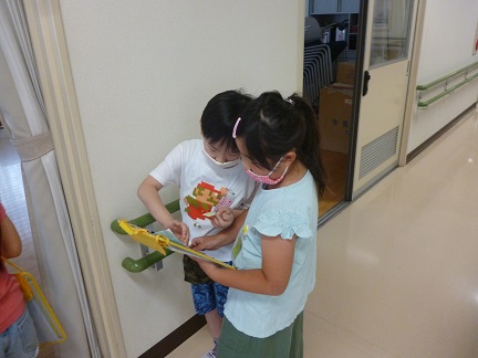 写真:1年生との学校探検の様子3