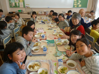写真:安全ボランティアの方々と給食を食べる様子