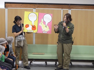 写真:上野動物園での校外学習の様子1