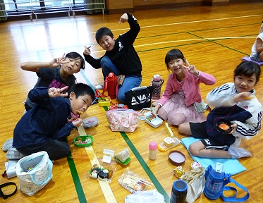 写真:体育館でお弁当を食べる様子2