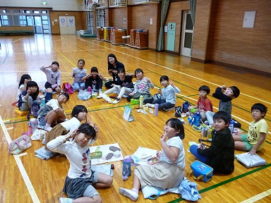 写真:体育館でお弁当を食べる様子1