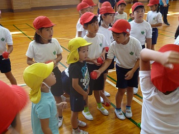 写真:幼稚園との交流の様子1