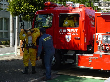 写真:消防隊出動準備の様子