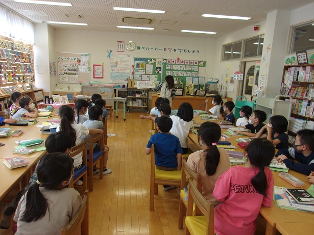 写真:学校司書の先生による読み聞かせ1