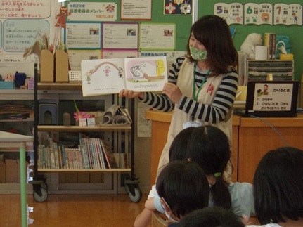 写真:学校司書の先生による読み聞かせ2