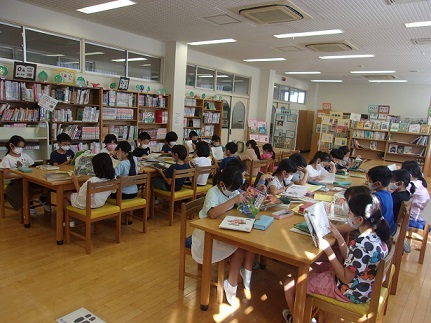 写真:自分の好きな本を選んで読書する様子