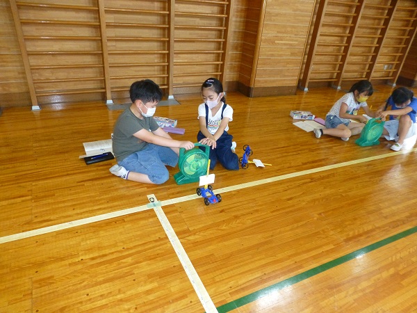 写真:風の力を調べる様子1