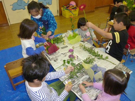 写真:フラワーアレンジメントを作る様子