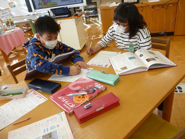 写真:言葉を調べる様子1