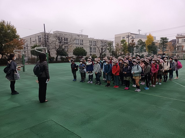 写真:浅草・校外学習の様子1