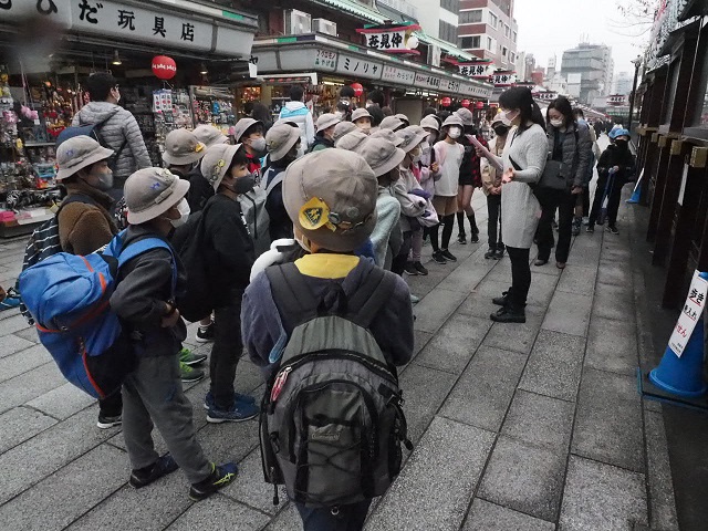 写真:浅草・校外学習の様子2