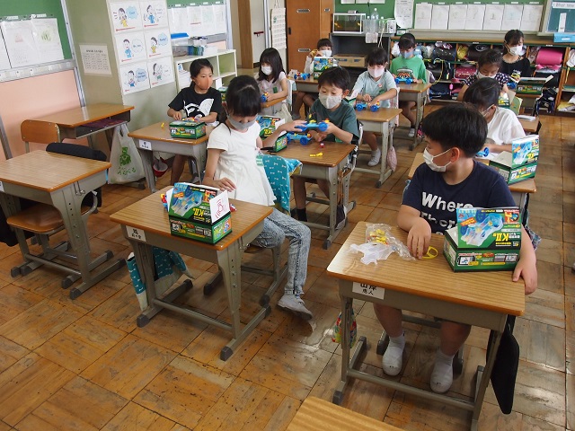 写真:電池の働きについて学ぶ様子1