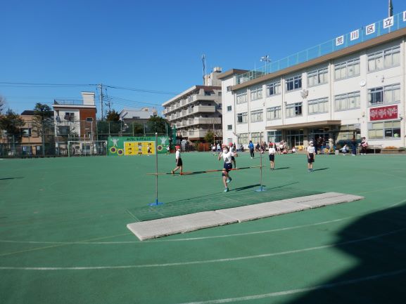 写真:高跳びをする様子1