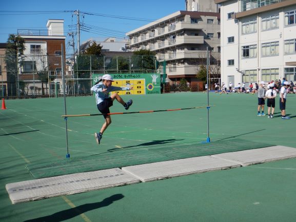 写真:高跳びをする様子2