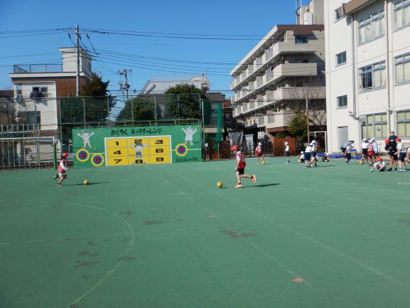 写真:ボール蹴り運動をする様子