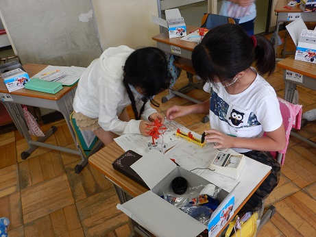 写真:理科の「電池のはたらき」を学習する様子2