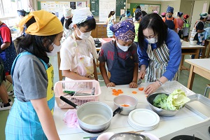 写真:野菜サラダを作る様子1