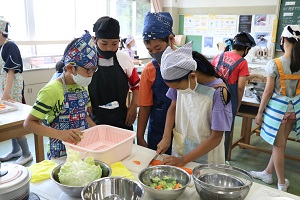 写真:野菜サラダを作る様子2