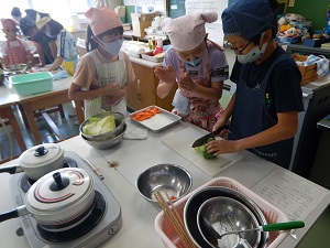 写真:野菜サラダを作る様子3