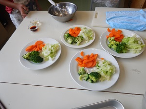 写真:出来上がった野菜サラダとドレッシング