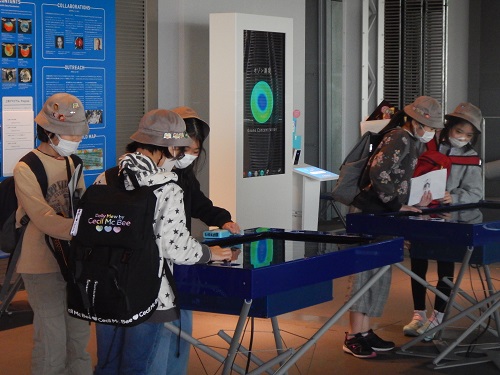 写真:日本科学未来館見学の様子2