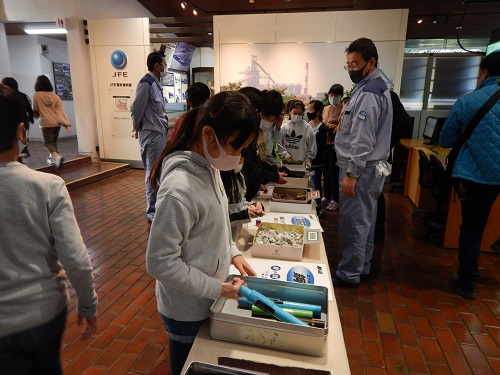 写真:東日本製鉄所見学の様子2
