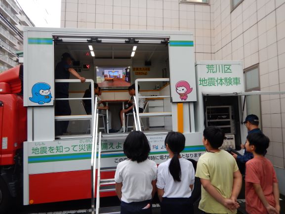 写真:起震車体験の様子3