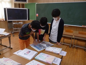 写真:夏休み学習展 鑑賞の様子2