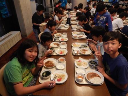 写真:夕食の様子1