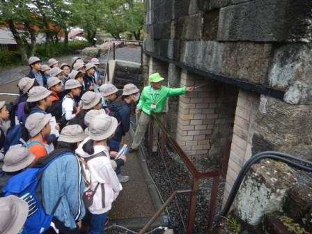 写真:ガイドさんの話を聞きく様子