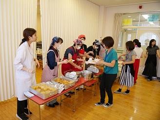 写真:試食会の様子1