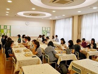 写真:試食会の様子2