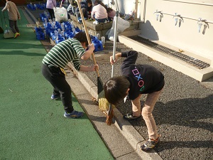 写真:校庭を掃除する様子