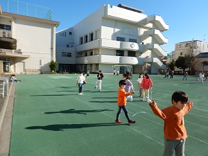 写真:外遊びの様子1