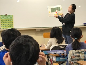 写真:読み聞かせの様子2