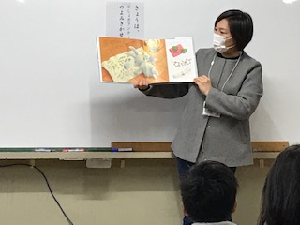 写真:読み聞かせの様子4