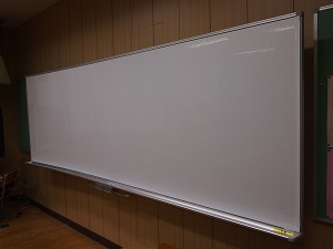 写真:新しくなった白板