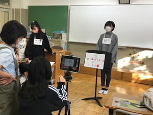 写真:ipadで配信を行う様子1