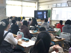 写真:ipadで配信を行う様子4