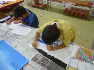 写真:集中して作業をする児童たち1