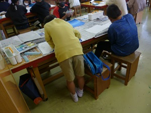 写真:集中して作業をする児童たち2