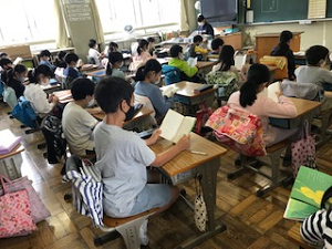 写真:朝読書の様子1