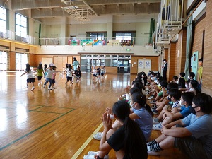 写真:運動会練習を見学する様子2