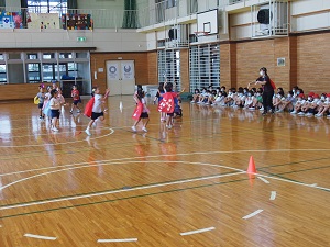 写真:運動会練習を見学する様子3