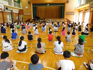 写真:芸術鑑賞教室の様子1