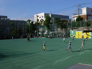 写真:校庭で遊ぶ様子1