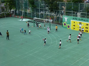 写真:校庭で遊ぶ様子2