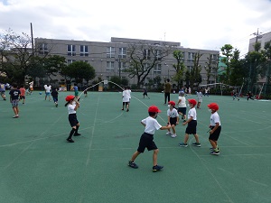 写真:校庭で遊ぶ様子3